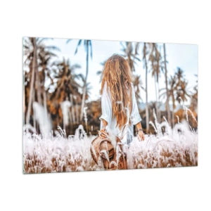 Cuadro sobre vidrio - Impresiones sobre Vidrio - Una mujer en el césped con un sombrero en la mano contra un fondo de palmeras. - 120x80cm - Nacida en el plumón de la Tierra - Decoración de pared moderna para salón y dormitorio ARTTOR