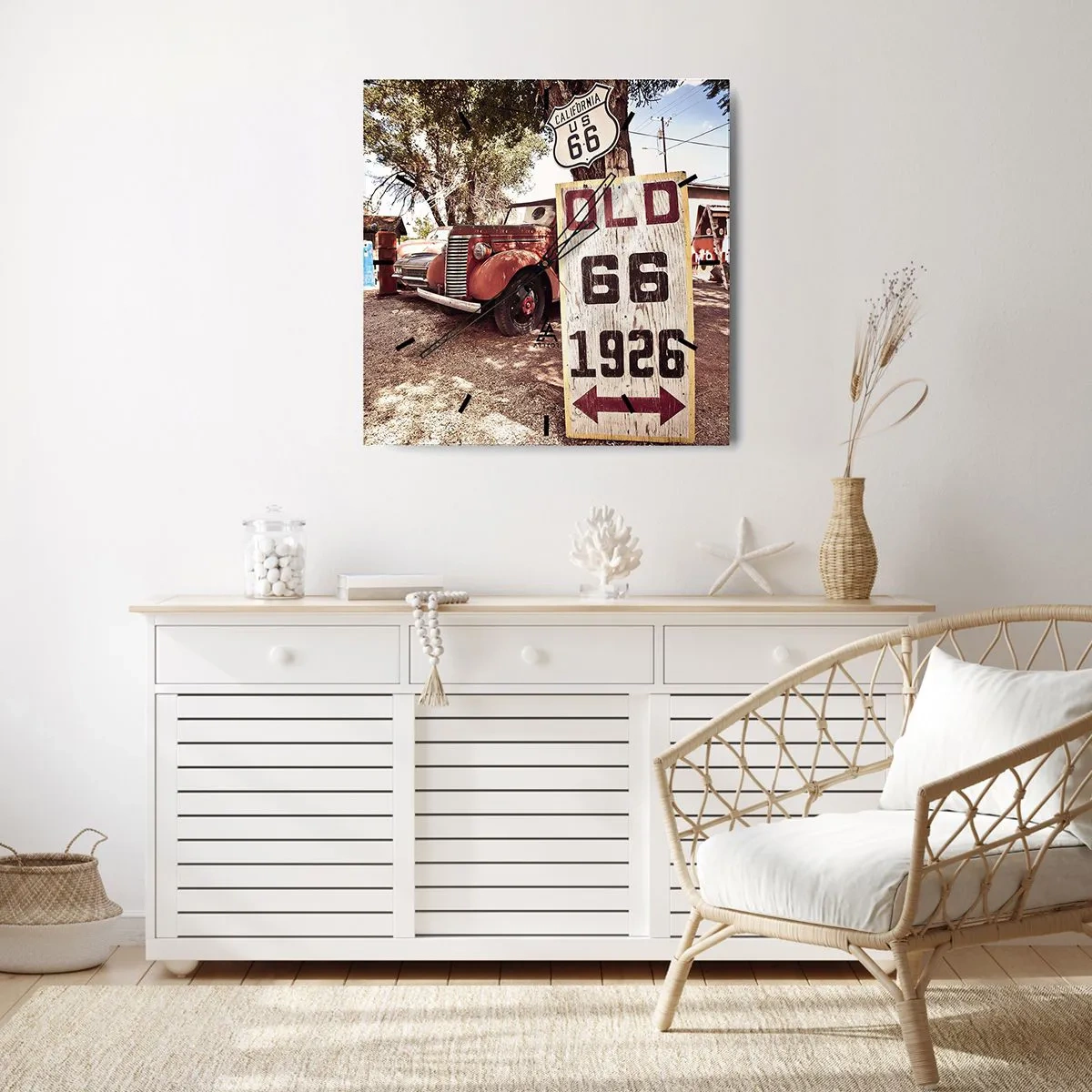 Reloj de pared - Reloj de vidrio - Coche retro y cartel de la Ruta 66 en un entorno rústico - 30x30cm - Una leyenda de la América profunda - Decoración de pared moderna para salón y dormitorio ARTTOR