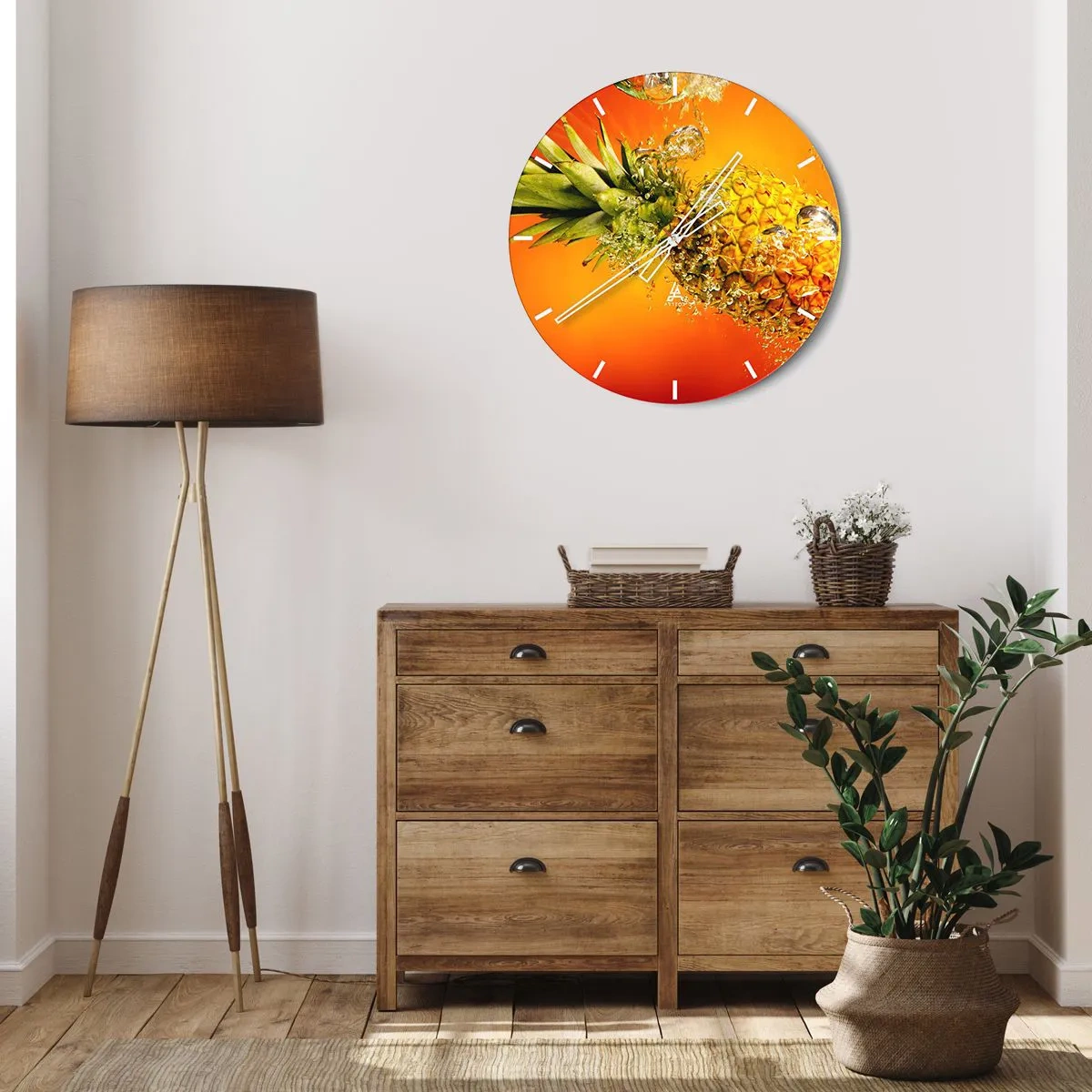 Reloj de pared - Reloj de vidrio - Una piña sumergida en agua sobre un fondo degradado naranja. - 30x30cm - Jugosa frescura tropical - Decoración de pared moderna para salón, cocina y dormitorio ARTTOR