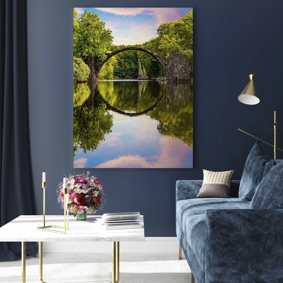Cuadro sobre vidrio - Impresiones sobre Vidrio - Un puente de piedra reflejado en la tranquila superficie del lago. - 50x70cm - En el punto de encuentro de dos mundos - Decoración de pared moderna para salón y dormitorio ARTTOR