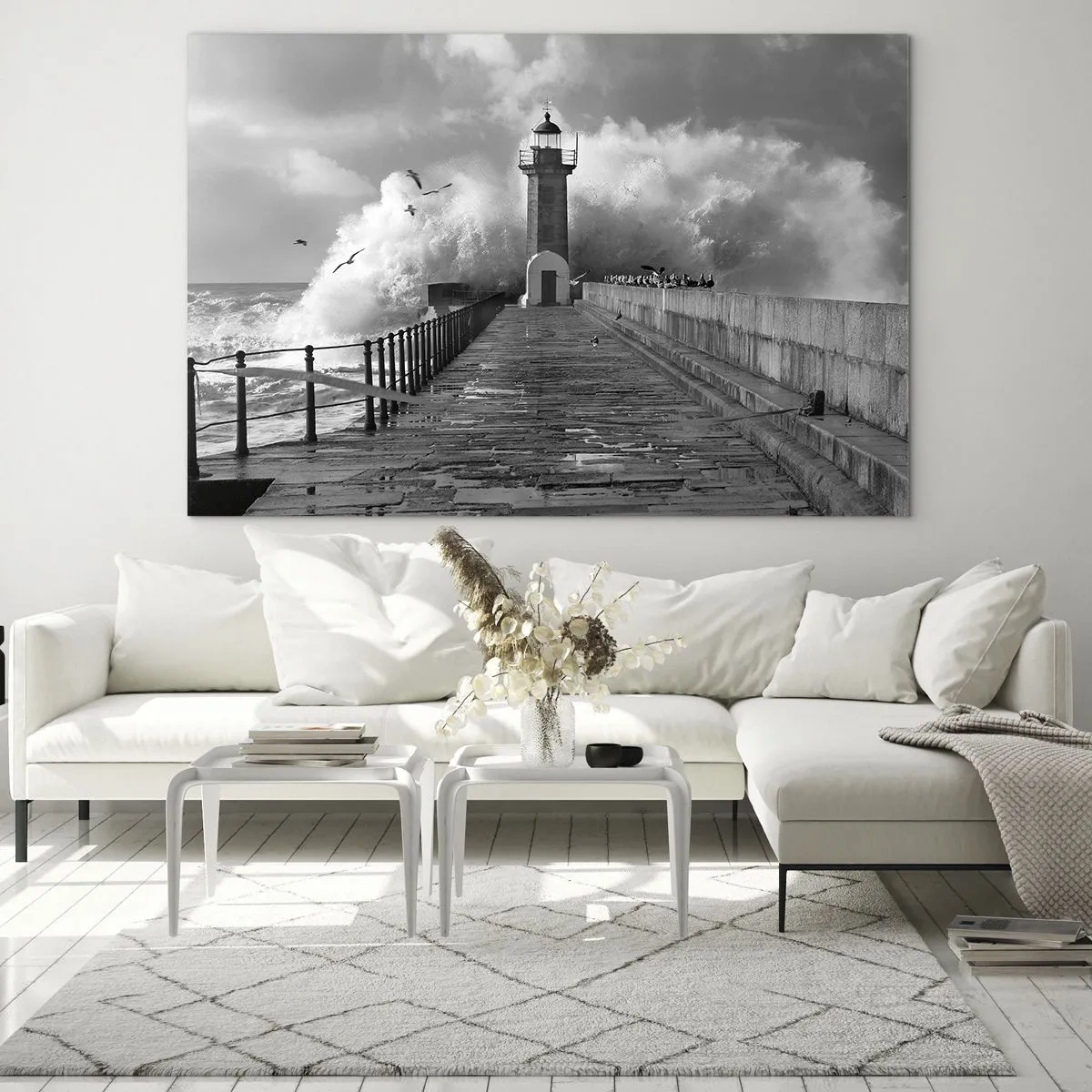 Cuadro sobre vidrio - Impresiones sobre Vidrio - Una fotografía en blanco y negro de un faro en medio de las olas rompientes. - 100x70cm - Audaz - Decoración de pared moderna para salón y dormitorio ARTTOR