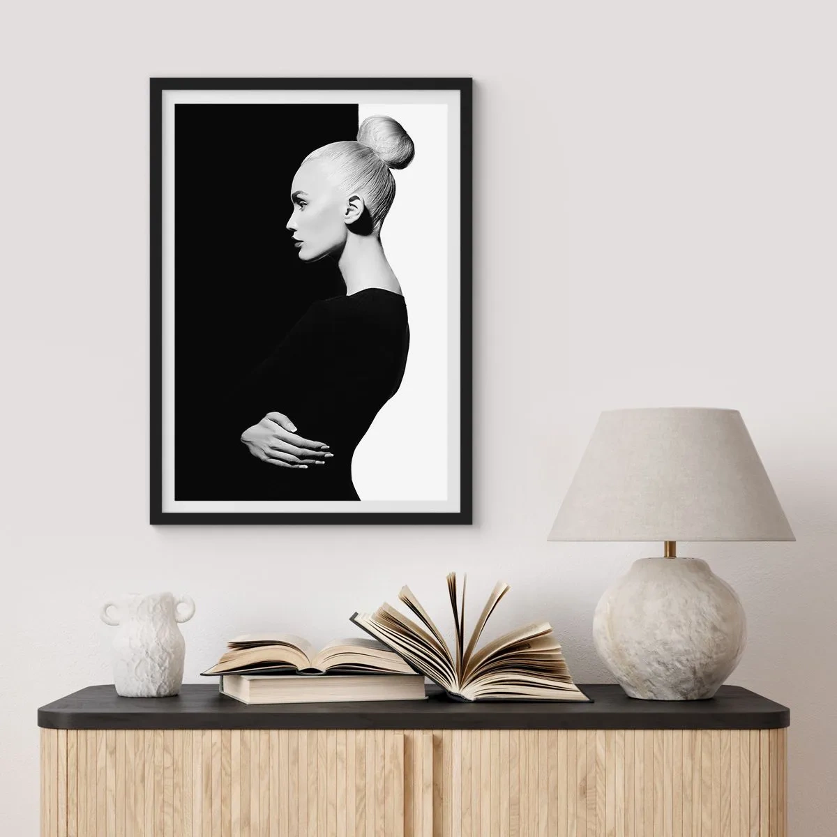 Póster en marco negro - Simplemente femenina - 70x100 cm