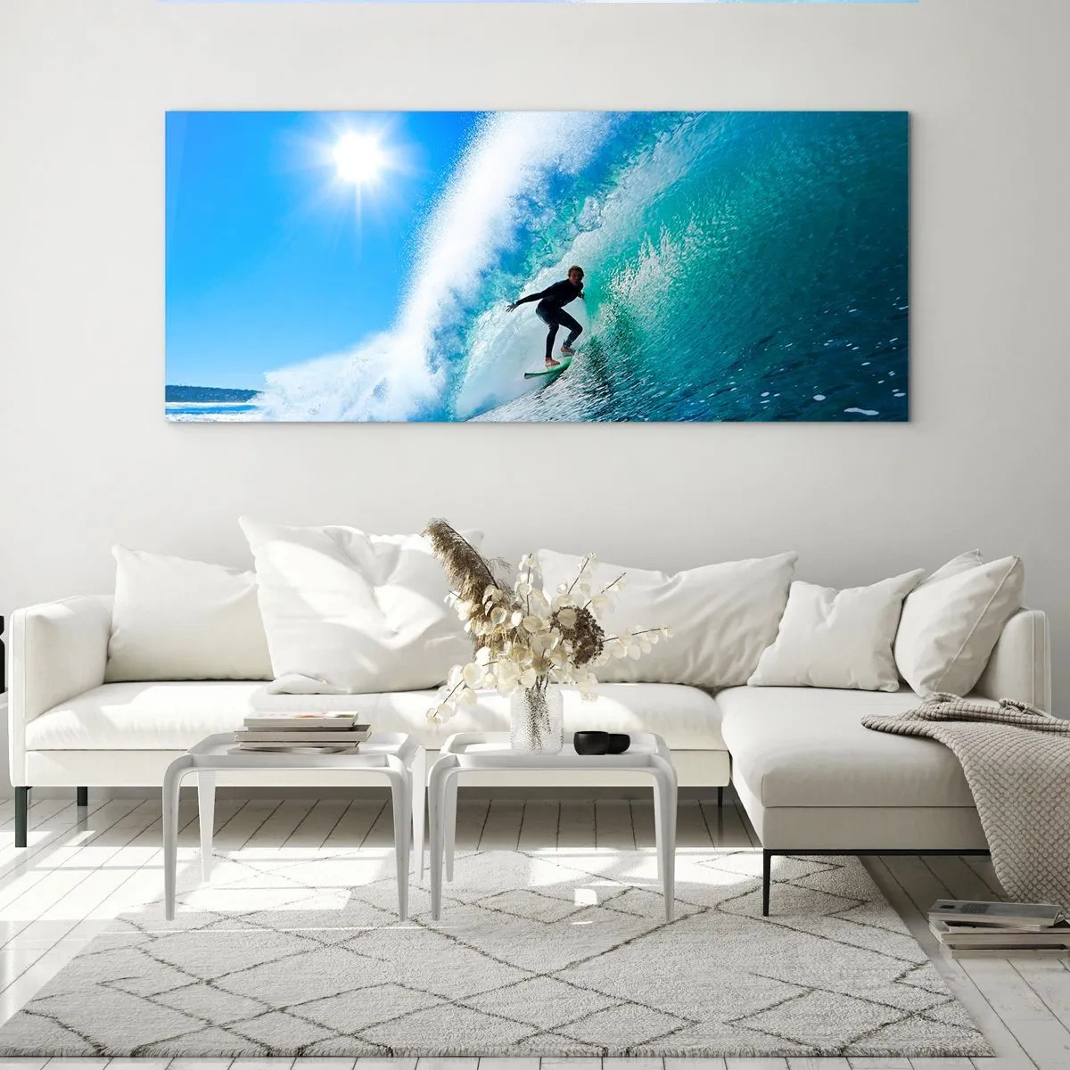 Cuadro sobre vidrio - Impresiones sobre Vidrio - Un surfista en una tabla se desliza dentro de una poderosa ola bajo un cielo azul. - 120x50cm - A través de la gran ola - Decoración de pared moderna para salón y dormitorio ARTTOR