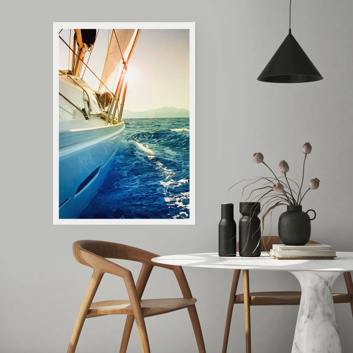 Póster - Un yate navegando por un mar en calma bajo la cálida luz del sol. - 50x70cm - Para una aventura - Decoración de pared moderna para salón y dormitorio ARTTOR
