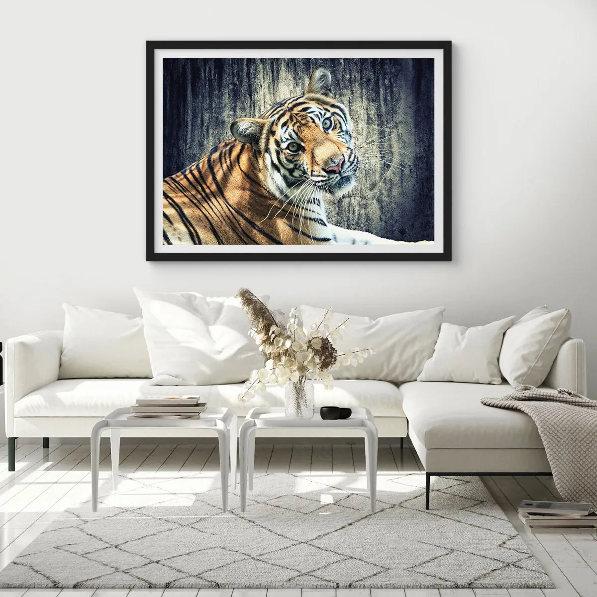 Póster en marco negro - Un tigre recostado contra una pared de textura rugosa. - 70x50cm - Retrato en corrientes de luz - Decoración de pared moderna para salón y dormitorio ARTTOR