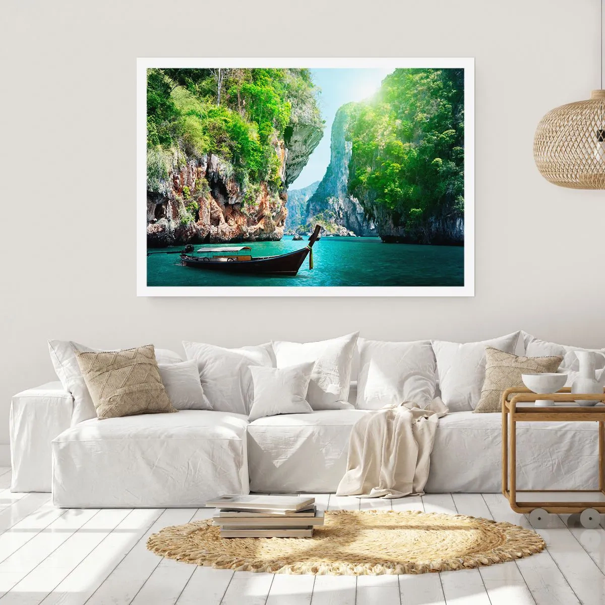 Póster - Un barco tradicional con un telón de fondo de acantilados tropicales y aguas turquesas. - 100x70cm - Una invitación a un viaje exótico - Decoración de pared moderna para salón y dormitorio ARTTOR