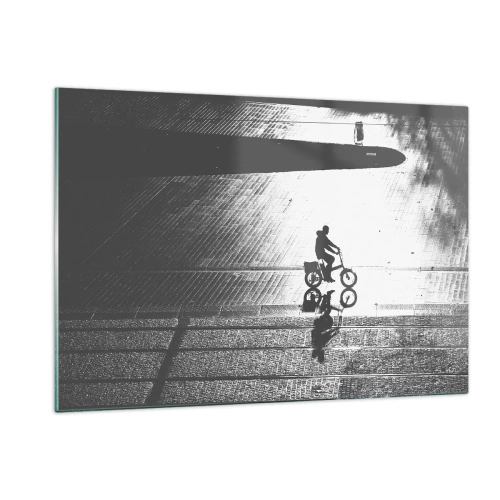Cuadro sobre vidrio - Impresiones sobre Vidrio - Hombre montando en bicicleta por la ciudad, reflejo en el agua, toma en blanco y negro - 120x80cm - Adelante, a través de la ciudad - Decoración de pared moderna para salón y dormitorio ARTTOR