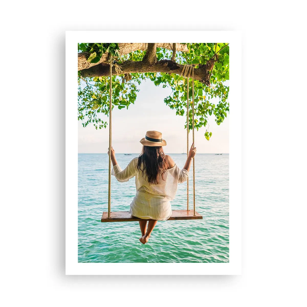 Póster - Mujer en un columpio junto al mar en un entorno tropical - 50x70cm - La vida es bella - Decoración de pared moderna para salón y dormitorio ARTTOR