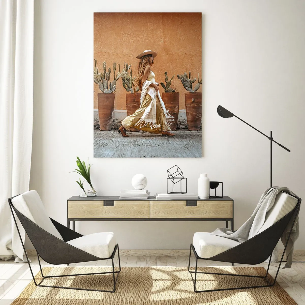 Cuadro sobre vidrio - Impresiones sobre Vidrio - Una mujer de estilo boho paseando entre macetas de cactus. - 50x70cm - Estilo hippie - Decoración de pared moderna para salón y dormitorio ARTTOR