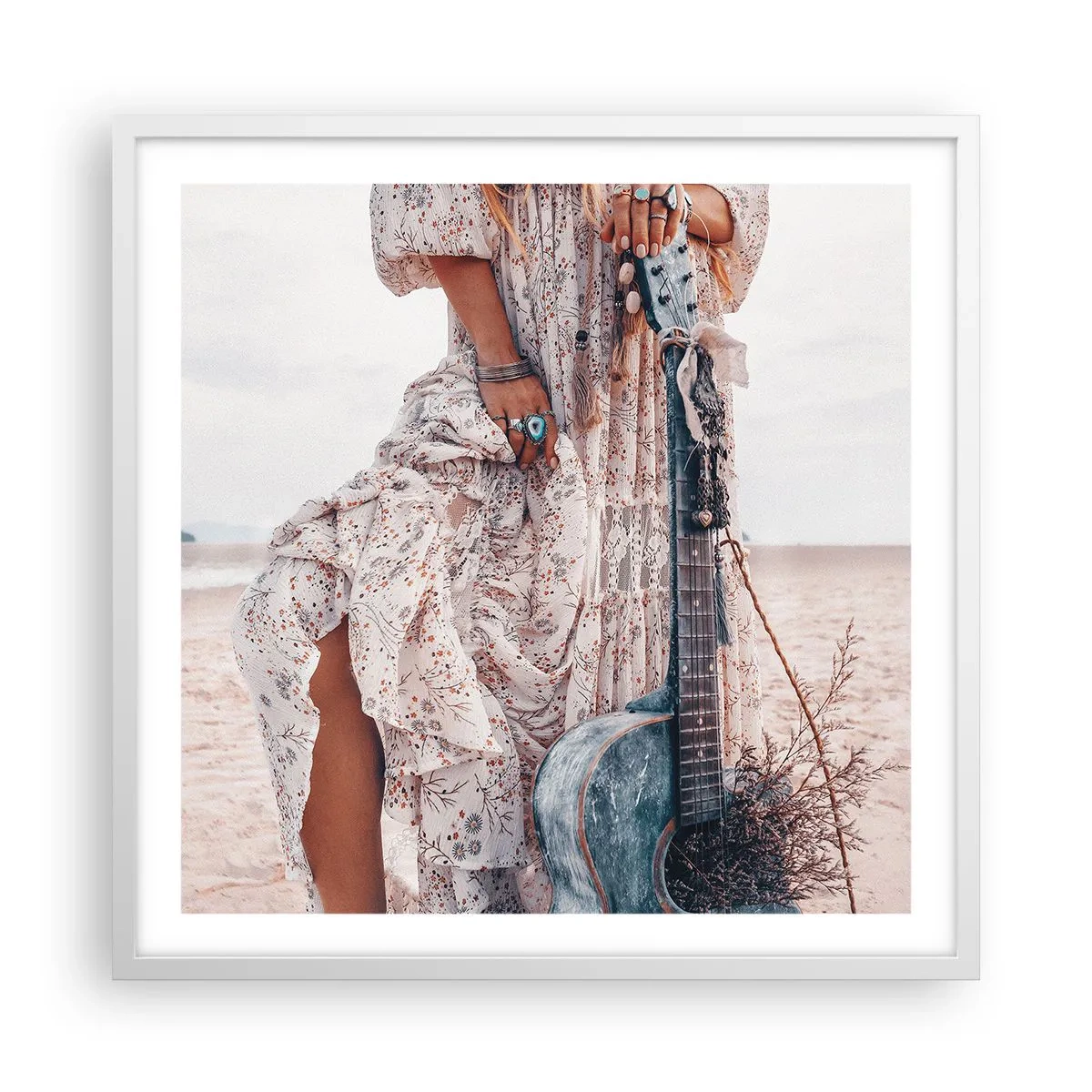 Póster en marco blanco - Una flor en el camino - 60x60 cm