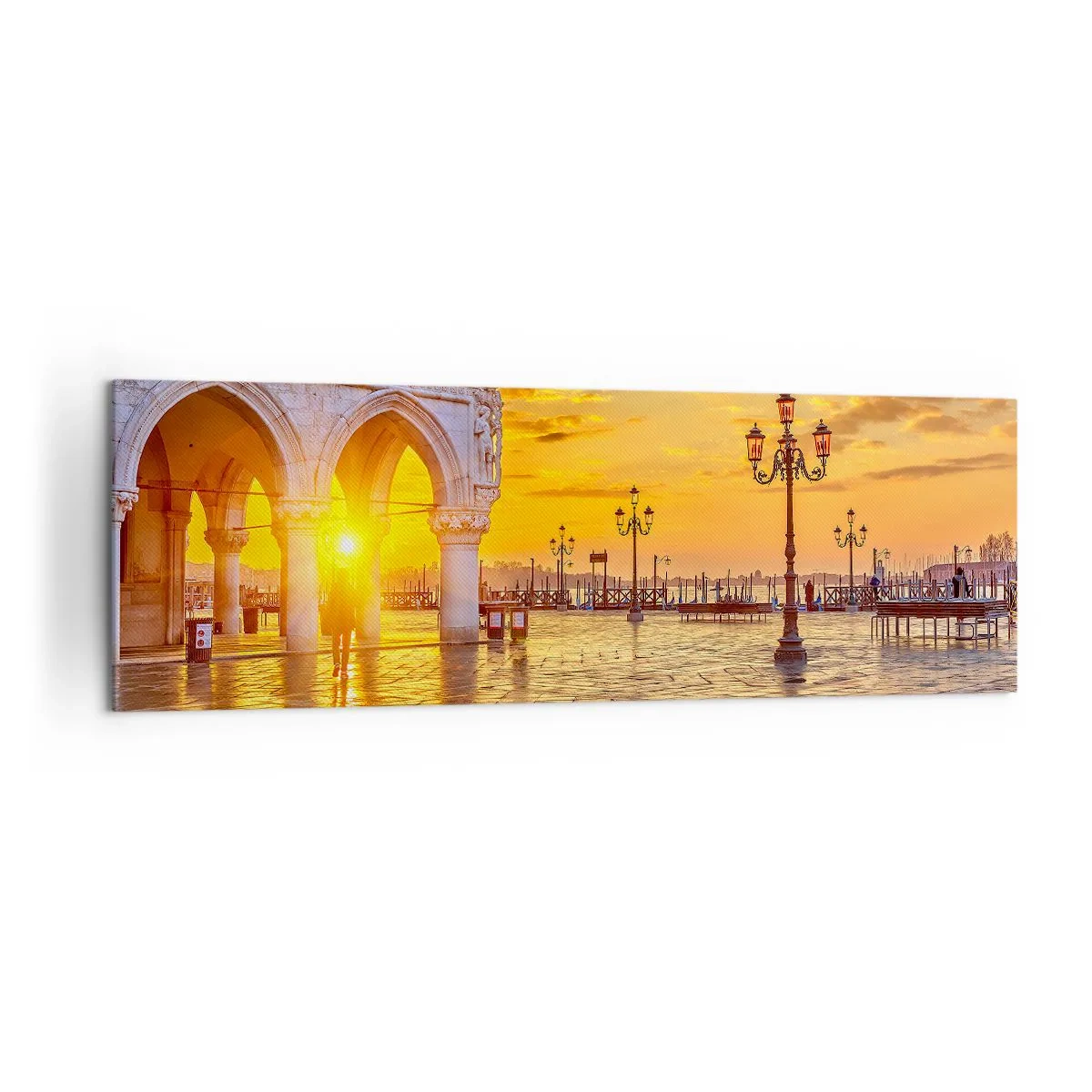 Cuadro sobre lienzo - Impresión de Imagen - Atardecer dorado en la plaza de la ciudad con arcadas y farolas - 160x50cm - ¿Dónde están todos? - Decoración de pared moderna para salón y dormitorio ARTTOR