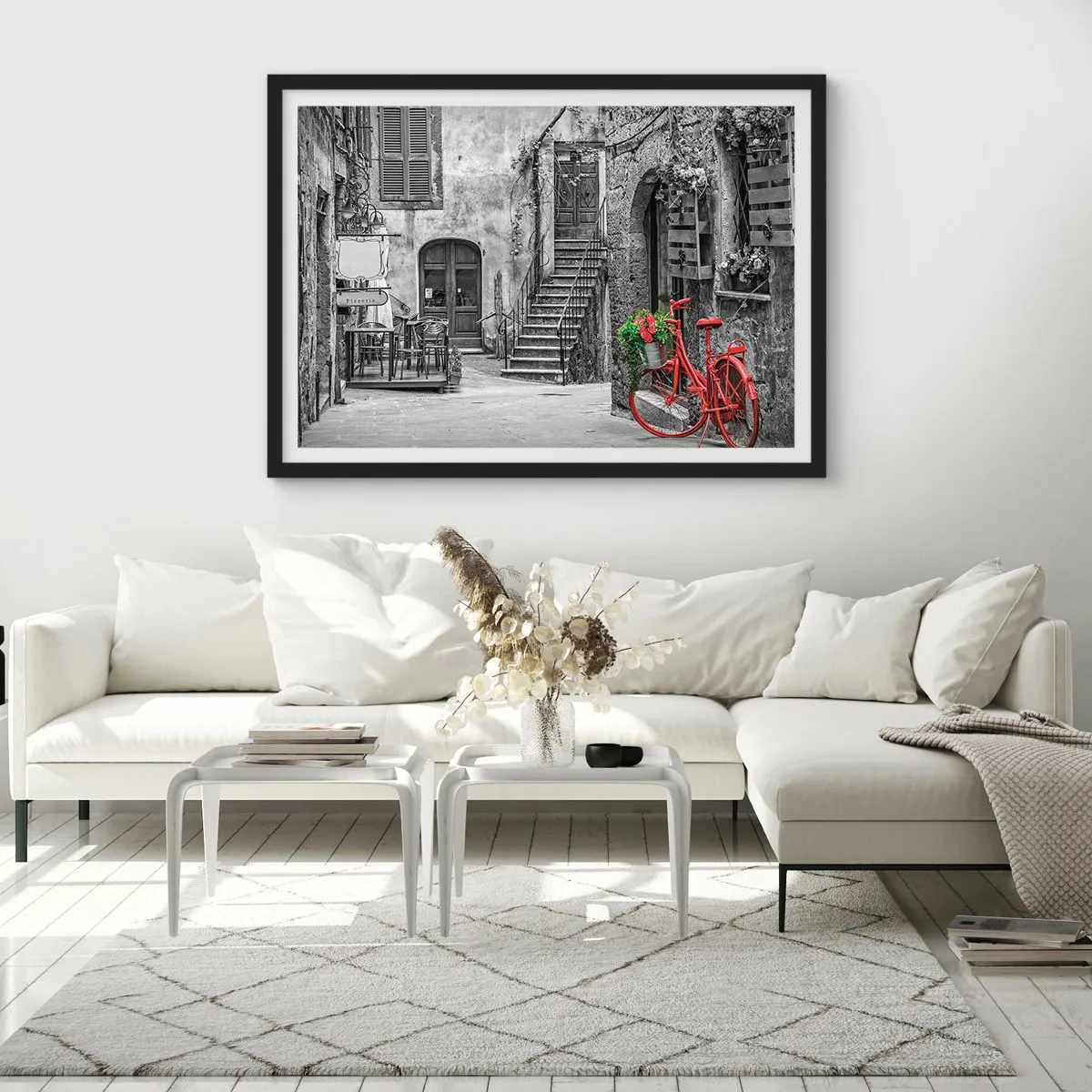 Póster en marco negro - Una bicicleta roja en una calle en blanco y negro. - 70x50cm - Callejón de la Toscana - Decoración de pared moderna para salón y dormitorio ARTTOR