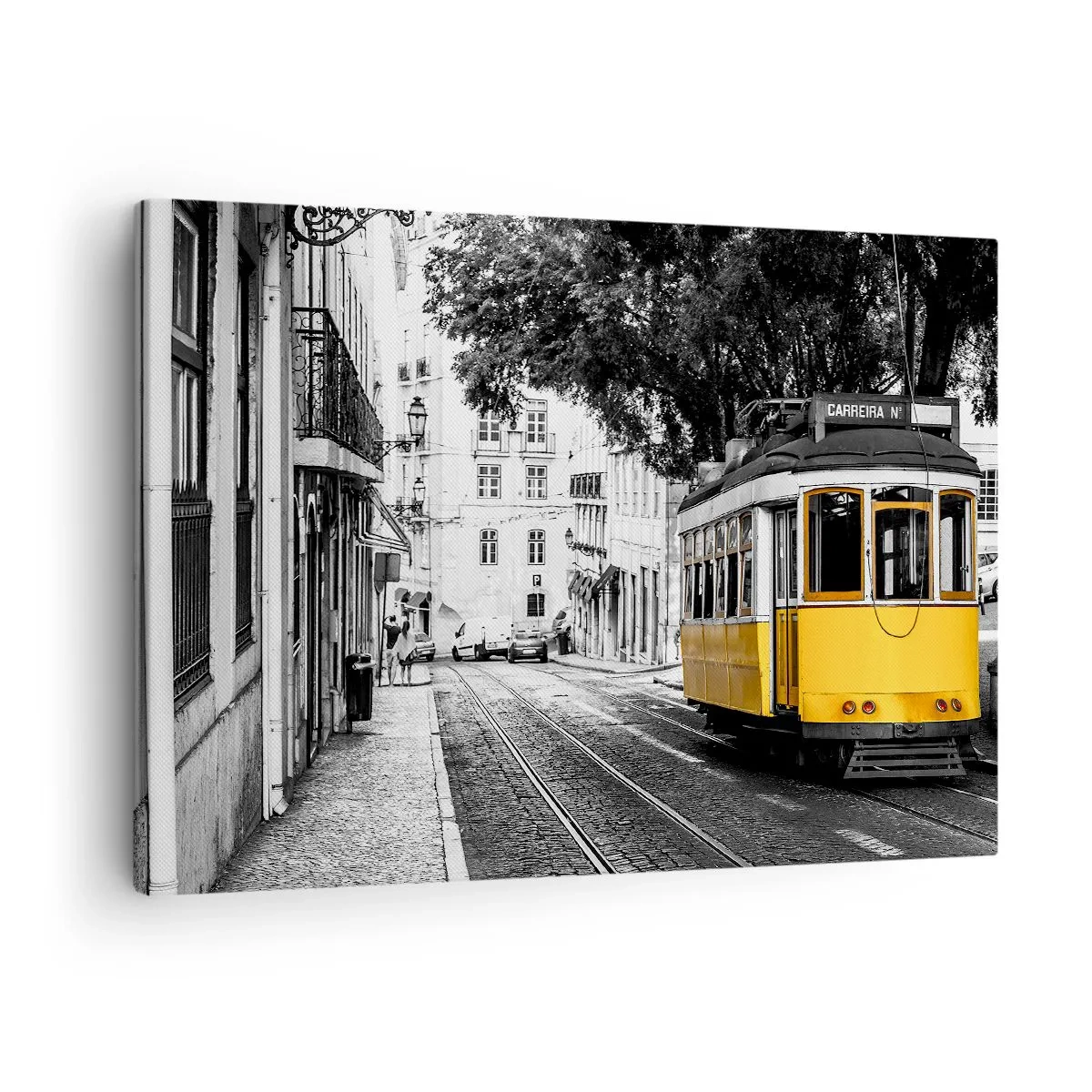 Cuadro sobre lienzo - Impresión de Imagen - Un tranvía amarillo con el telón de fondo de una calle en blanco y negro. - 70x50cm - Y un fado de fondo - Decoración de pared moderna para salón y dormitorio ARTTOR