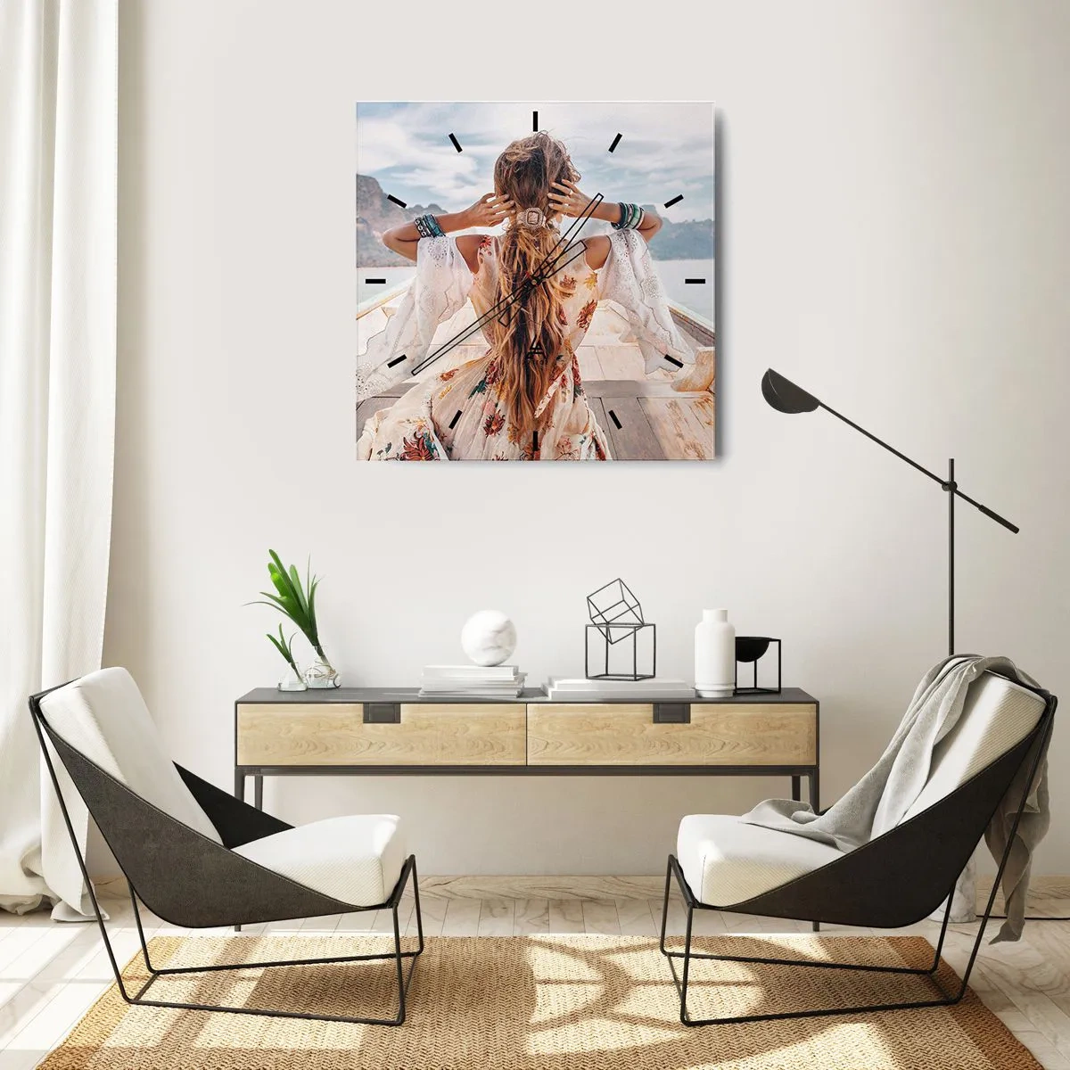 Reloj de pared - Reloj de vidrio - Mujer en un barco con vistas a las montañas y al agua, estilo boho - 30x30cm - Rumbo a la felicidad - Decoración de pared moderna para salón y dormitorio ARTTOR