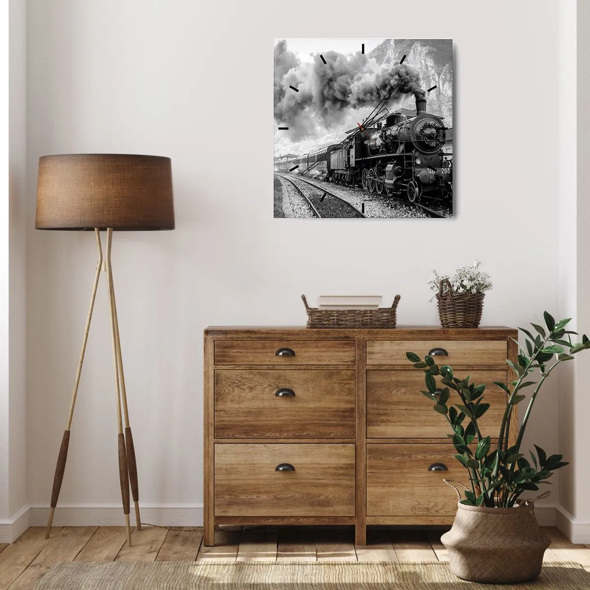 Reloj de pared - Reloj de vidrio - Una locomotora de vapor en blanco y negro contra un paisaje montañoso. - 30x30cm - Rumbo a la estación... - Decoración de pared moderna para salón y dormitorio ARTTOR