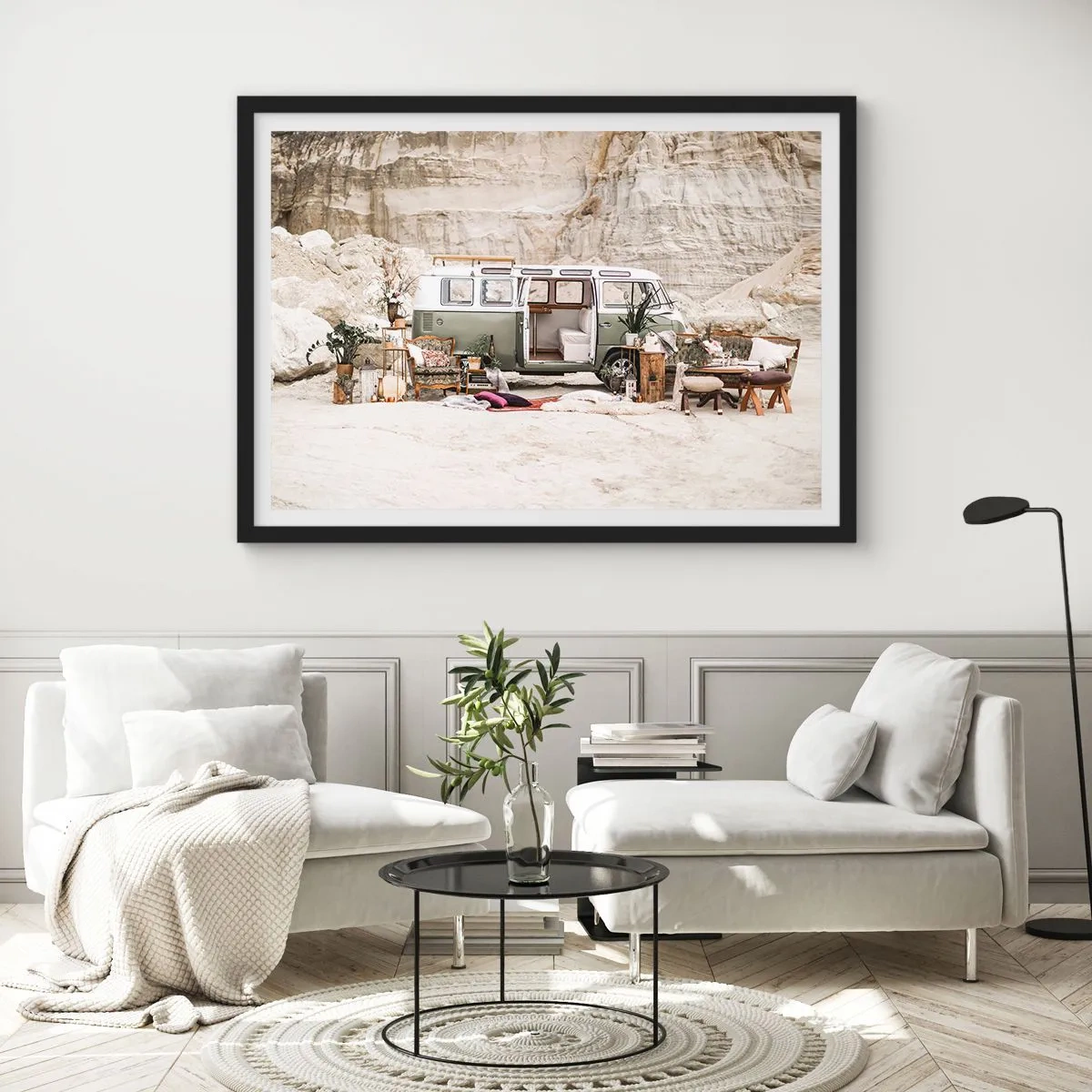 Póster en marco negro - Una caravana retro con diseño boho frente a un paisaje rocoso. - 70x50cm - Hora de empezar el viaje - Decoración de pared moderna para salón y dormitorio ARTTOR