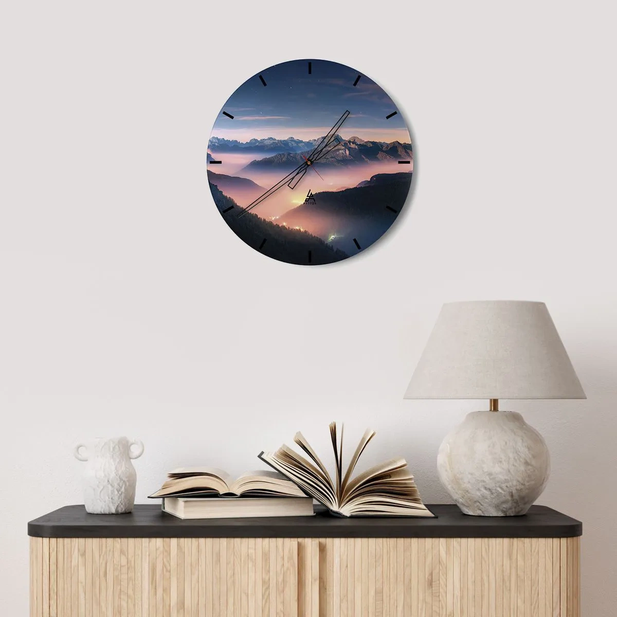Reloj de pared - Reloj de vidrio - Puesta de sol sobre las montañas con el valle envuelto en niebla y luces. - 30x30cm - Luz en los valles - Decoración de pared moderna para salón, cocina y dormitorio ARTTOR