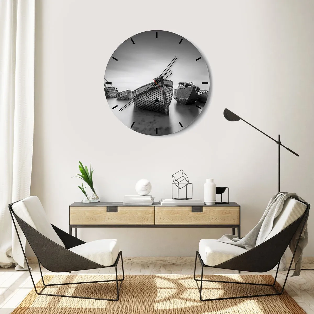 Reloj de pared - Reloj de vidrio - Viejos barcos pesqueros varados en la orilla en blanco y negro - 30x30cm - Ahora solo quedan los recuerdos... - Decoración de pared moderna para salón, cocina y dormitorio ARTTOR