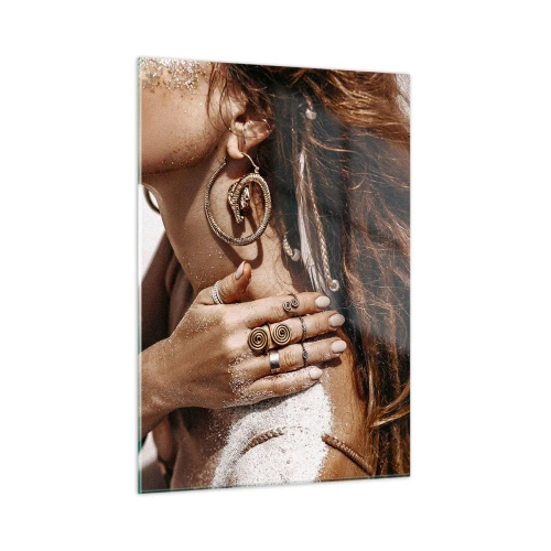 Cuadro sobre vidrio - Impresiones sobre Vidrio - Mujer elegante con joyas y arena en su piel en la playa. - 50x70cm - Reina de la playa salvaje - Decoración de pared moderna para salón y dormitorio ARTTOR