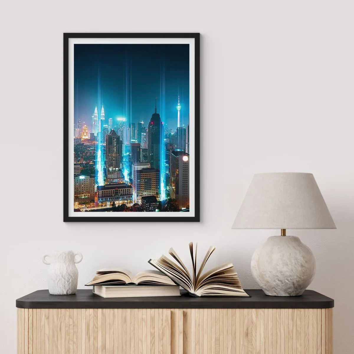 Póster en marco negro - Paisaje nocturno del centro de la ciudad con rascacielos. - 50x70cm - De Berlín al cielo - Decoración de pared moderna para salón y dormitorio ARTTOR