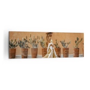 Cuadro sobre lienzo - Impresión de Imagen - Una mujer en estilo boho con macetas de cactus al fondo. - 160x50cm - Estilo hippie - Decoración de pared moderna para salón y dormitorio ARTTOR