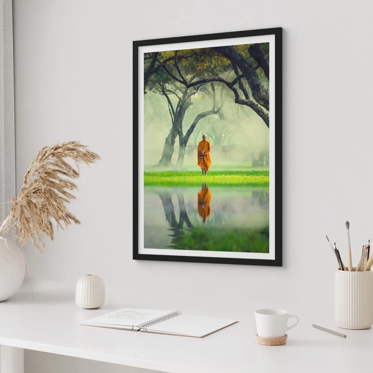 Póster en marco negro - Un monje con una túnica naranja rodeado de árboles y reflejos en el agua. - 50x70cm - En el camino de la iluminación - Decoración de pared moderna para salón y dormitorio ARTTOR