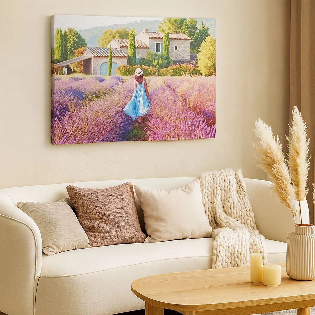 Cuadro sobre lienzo - Impresión de Imagen - Una mujer con un vestido azul caminando por un campo de lavanda con vistas a una casa. - 70x50cm - La chica de la lavanda - Decoración de pared moderna para salón y dormitorio ARTTOR