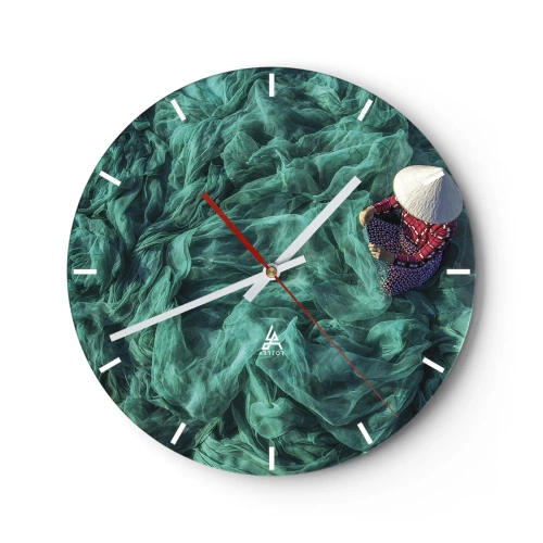 Reloj de pared - Reloj de vidrio - Una persona que lleva un sombrero tradicional sobre un fondo de redes verdes. - 30x30cm - En un mar de redes - Decoración de pared moderna para salón, cocina y dormitorio ARTTOR