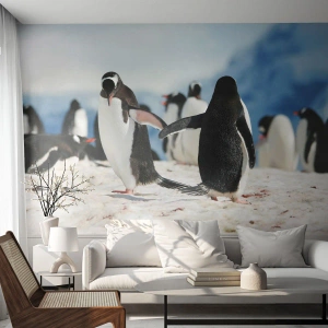 Fotomural Standard Eco - Un grupo de pingüinos en la Antártida nevada - 100x70cm - Bailando en la nieve - Decoración de pared moderna para salón y dormitorio ARTTOR