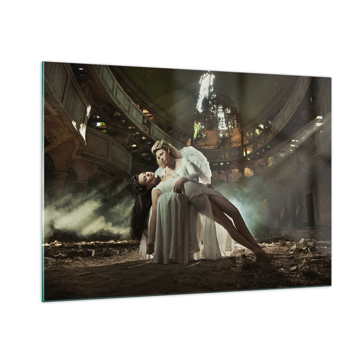 Cuadro sobre vidrio - Impresiones sobre Vidrio - Una figura de ángel sosteniendo a una mujer en las ruinas de un edificio. - 100x70cm - El espíritu del viejo teatro - Decoración de pared moderna para salón y dormitorio ARTTOR