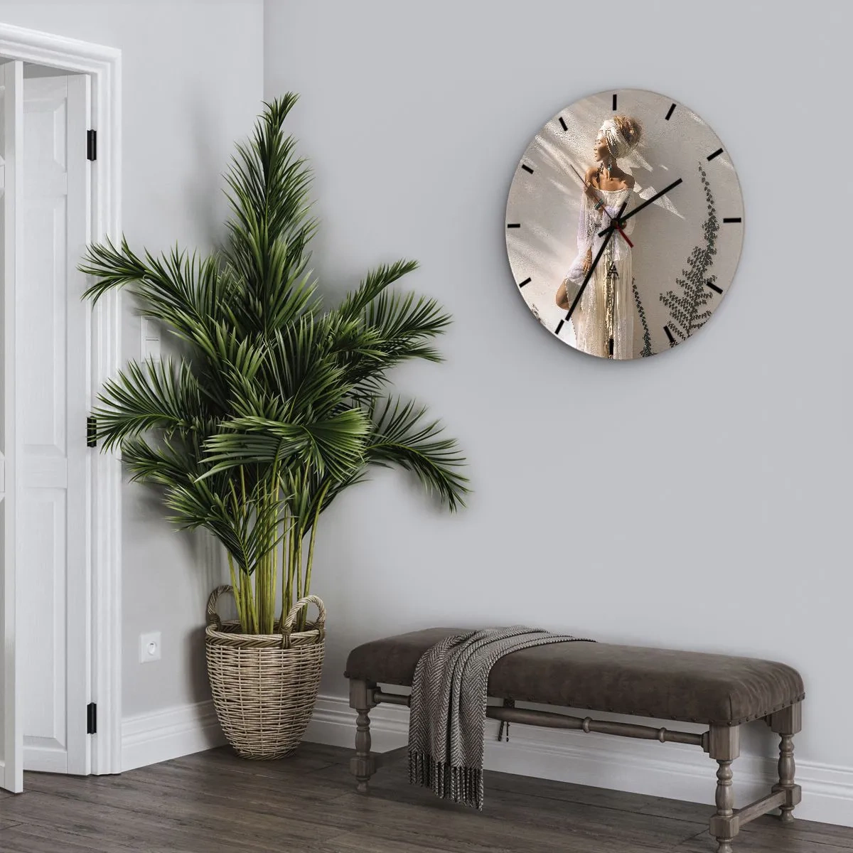 Reloj de pared - Reloj de vidrio - Una mujer con estilo boho parada bajo el sol. - 30x30cm - El sol y la joven - Decoración de pared moderna para salón, cocina y dormitorio ARTTOR