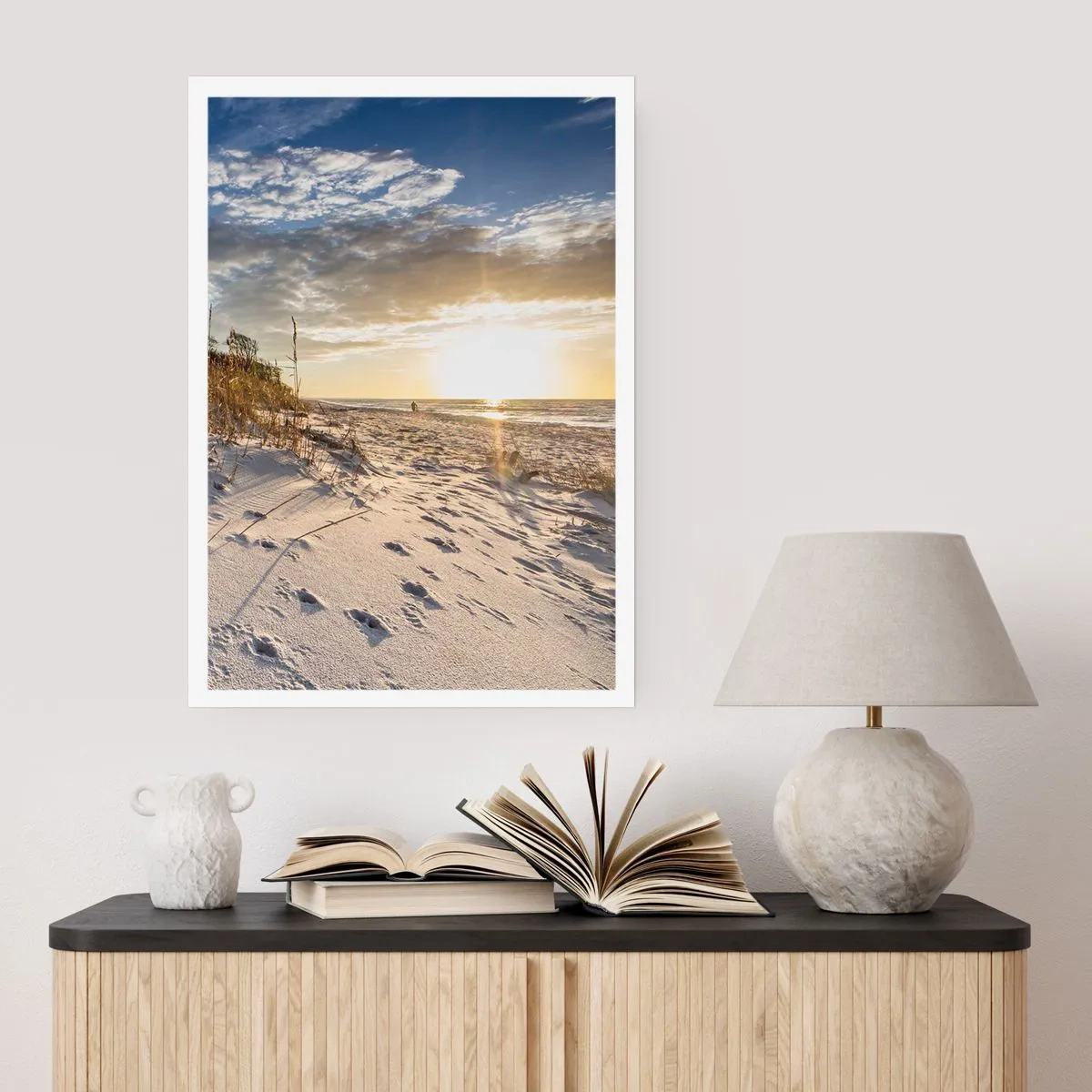 Póster - Una playa de arena iluminada por el sol poniente. - 50x70cm - Invitación a un paseo - Decoración de pared moderna para salón y dormitorio ARTTOR