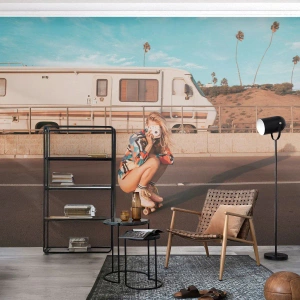 Fotomural Autadhesivo Deluxe Sticker - ¡Sonrían, por favor! - Paisaje, Camper, Mujer - 250x175 cm