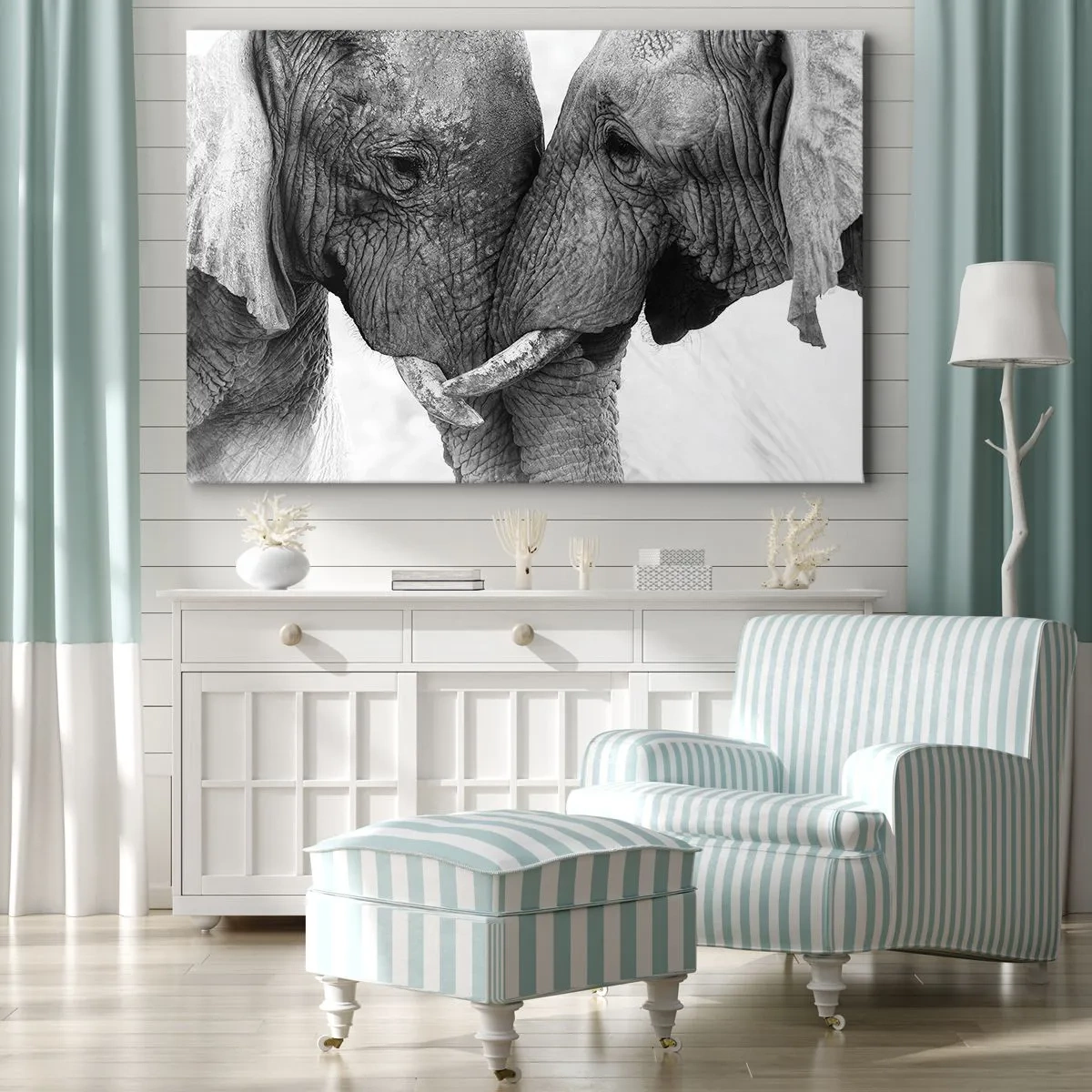 Cuadro sobre lienzo - Impresión de Imagen - Dos elefantes en un gesto tierno sobre un fondo monocromático. - 70x50cm - Una confesión sincera - Decoración de pared moderna para salón y dormitorio ARTTOR