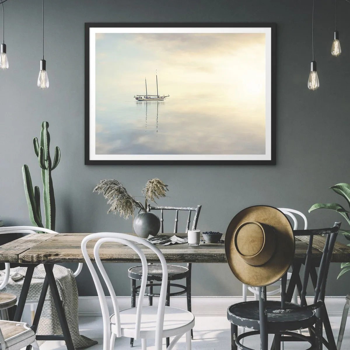 Póster en marco negro - Un barco en un mar en calma bajo una luz suave. - 70x50cm - En un mar de silencio - Decoración de pared moderna para salón y dormitorio ARTTOR