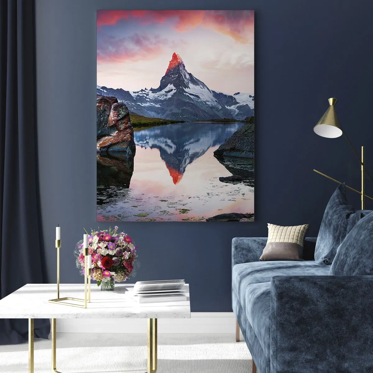 Cuadro sobre vidrio - Impresiones sobre Vidrio - Un pico de montaña reflejado en la tranquila superficie de un lago al atardecer. - 50x70cm - El corazón de las montañas arde - Decoración de pared moderna para salón y dormitorio ARTTOR