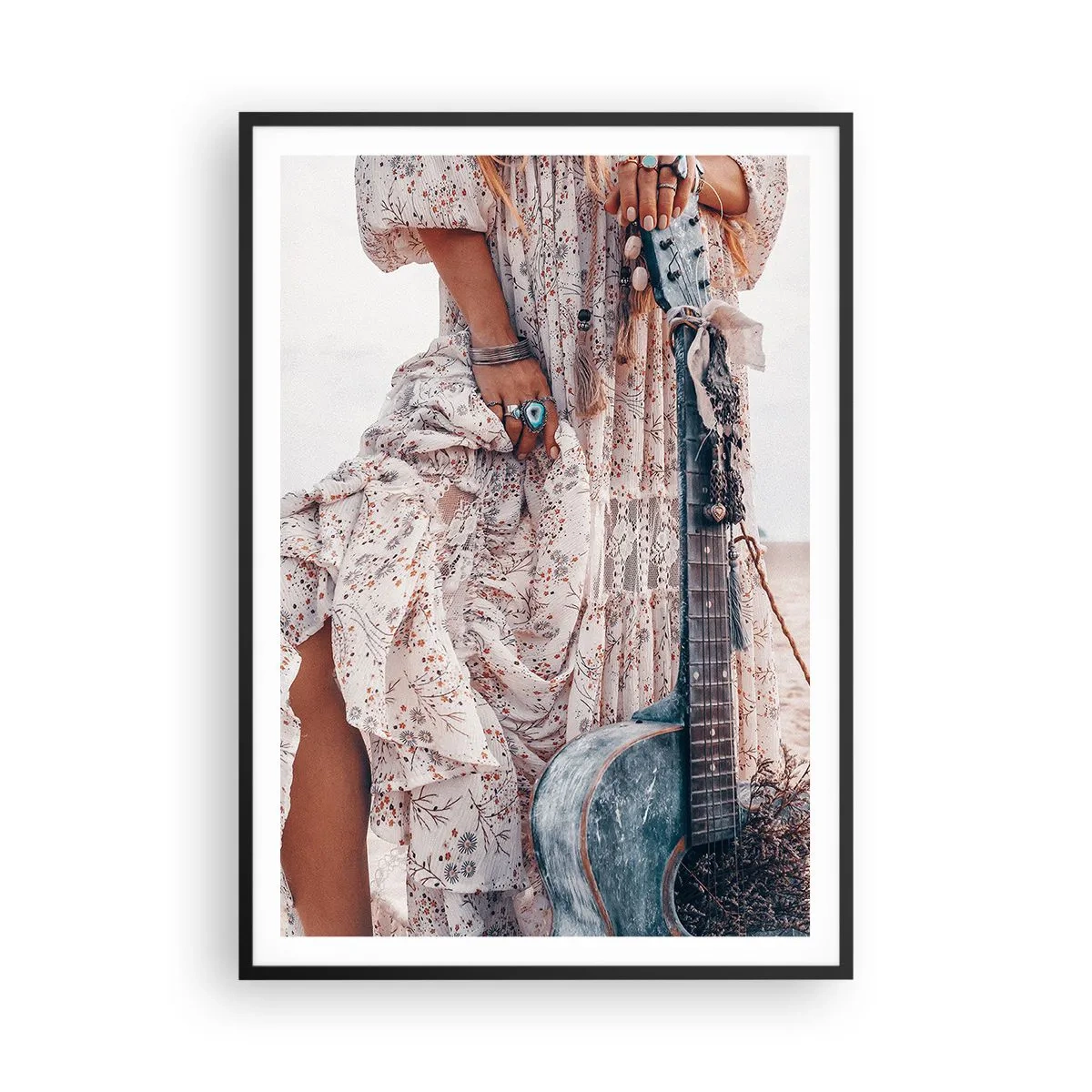 Póster en marco negro - Una flor en el camino - 70x100 cm