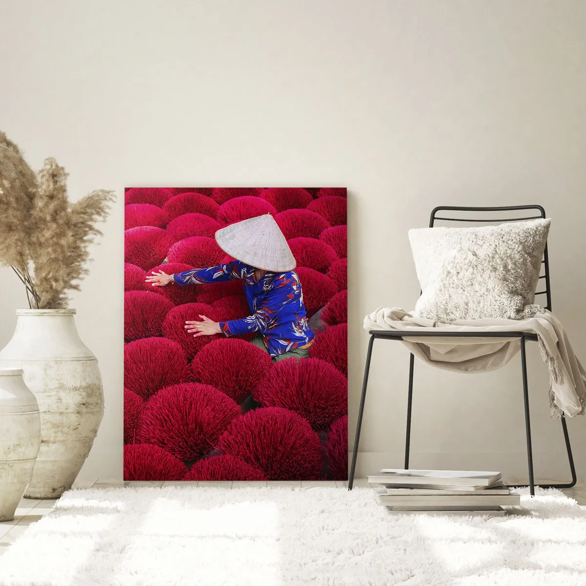 Cuadro sobre vidrio - Impresiones sobre Vidrio - Una mujer con un sombrero tradicional entre varillas de incienso rojo. - 80x120cm - En un campo de arroz - Decoración de pared moderna para salón y dormitorio ARTTOR