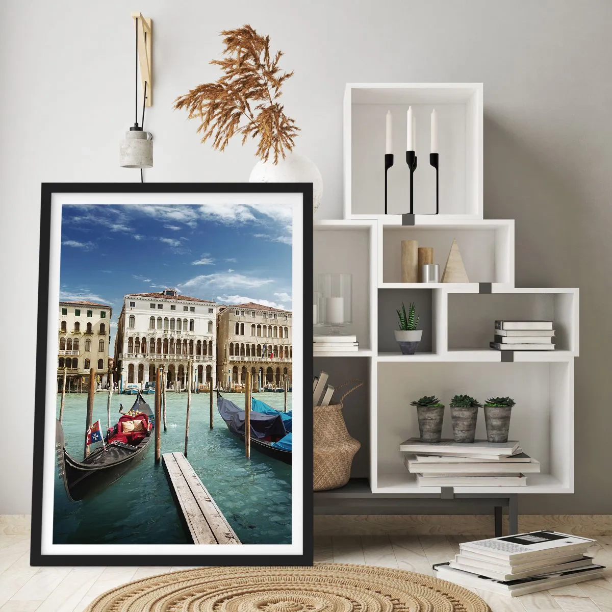 Póster en marco negro - Góndolas en el agua con edificios históricos al fondo en Venecia - 50x70cm - Palacios en azul - Decoración de pared moderna para salón y dormitorio ARTTOR