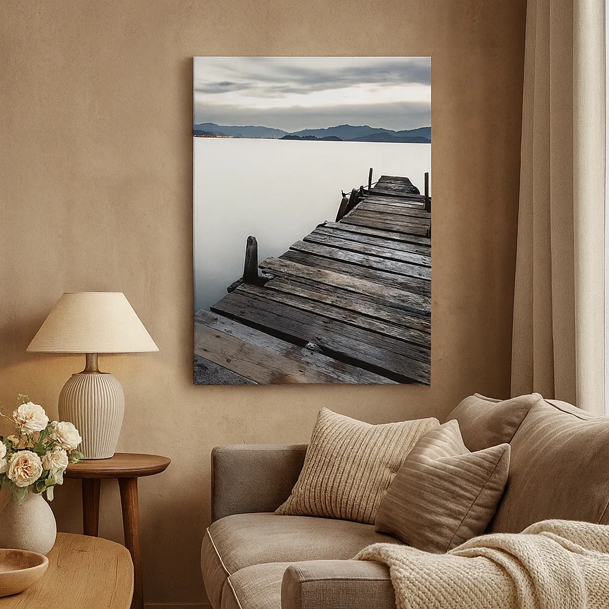 Cuadro sobre lienzo - Impresión de Imagen - Un puente de madera que conduce hacia un lago tranquilo. - 50x70cm - Sumérjase en la paz - Decoración de pared moderna para salón y dormitorio ARTTOR