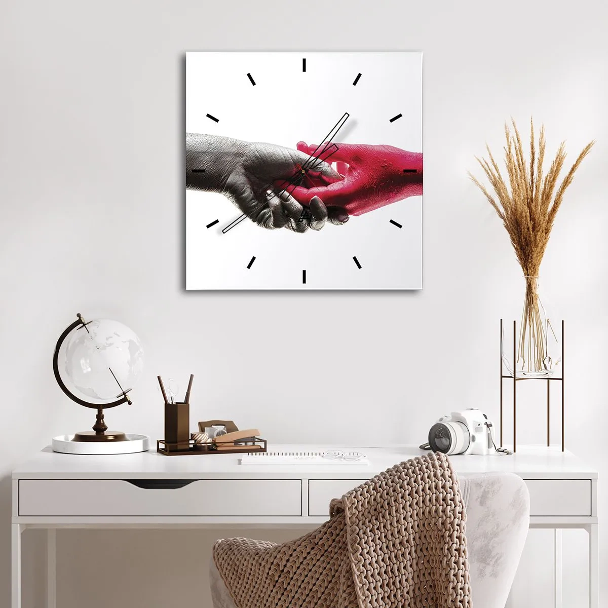 Reloj de pared - Reloj de vidrio - Manos simbólicas en plata y rojo. - 30x30cm - Juntos, aunque diferentes - Decoración de pared moderna para salón y dormitorio ARTTOR