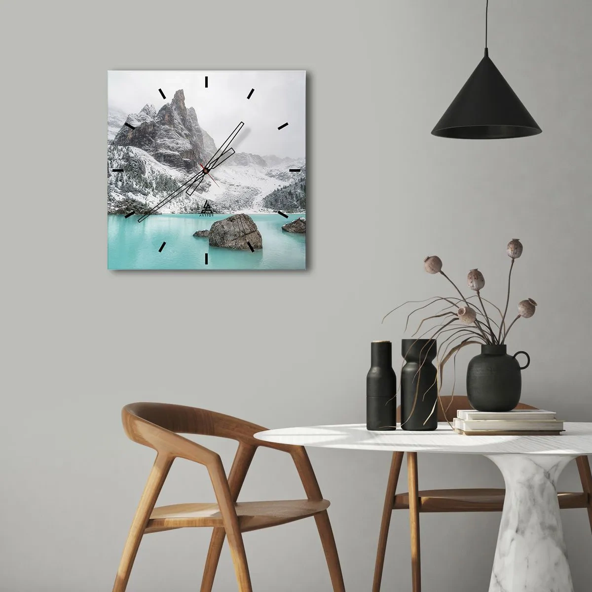 Reloj de pared - Reloj de vidrio - Un paisaje de montaña con un lago rodeado de picos nevados. - 30x30cm - En guardia - Decoración de pared moderna para salón y dormitorio ARTTOR