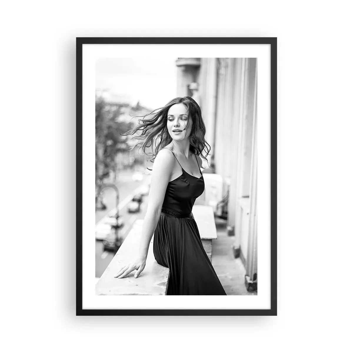 Póster en marco negro - Fotografía en blanco y negro de una mujer en un balcón. - 50x70cm - Ciertamente, parisina - Decoración de pared moderna para salón y dormitorio ARTTOR