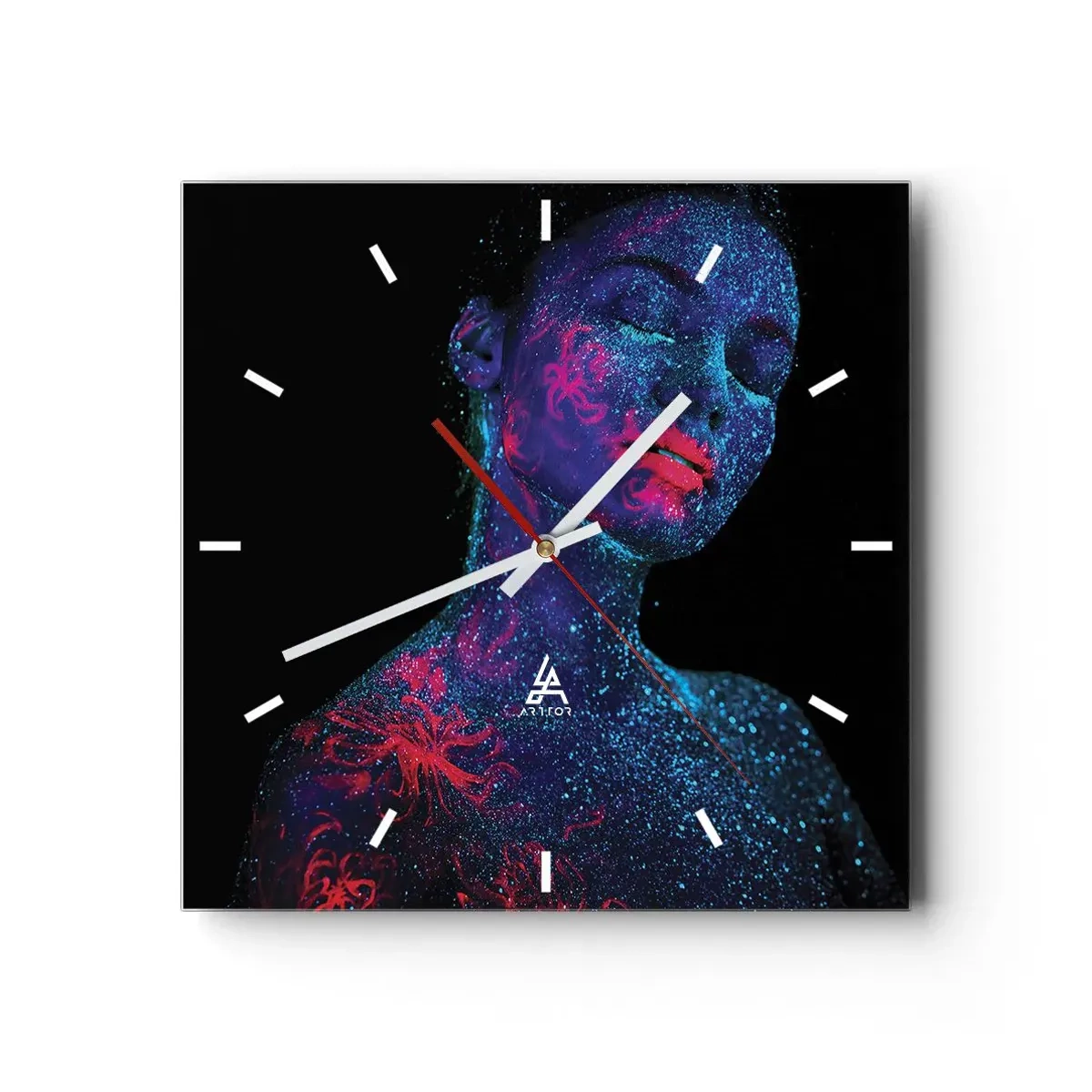 Reloj de pared - Reloj de vidrio - Retrato de una mujer en colores neón sobre un fondo negro. - 30x30cm - En polvo de estrellas - Decoración de pared moderna para salón y dormitorio ARTTOR