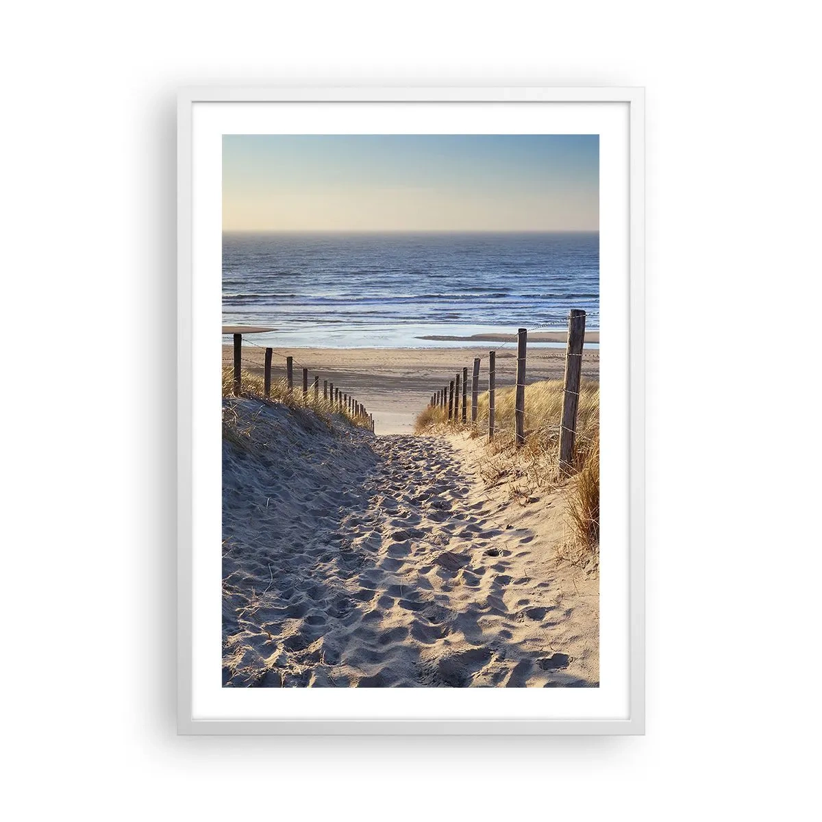 Póster en marco blanco - El sonido del mar, el canto de los pájaros, una playa virgen entre las dunas... - 50x70 cm