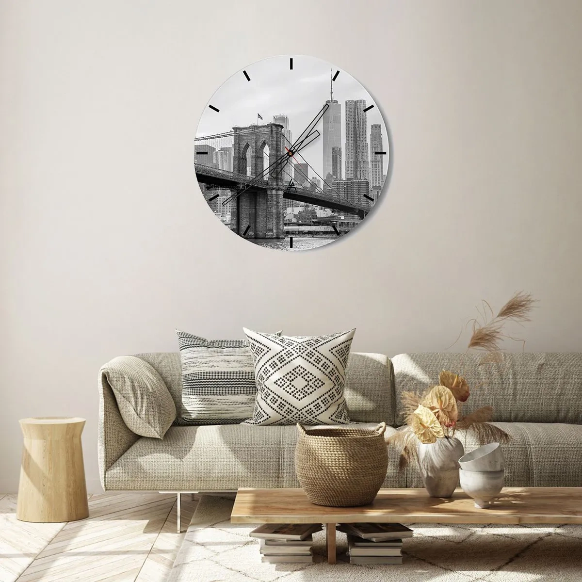 Reloj de pared - Reloj de vidrio - El puente de Brooklyn contra el horizonte de la ciudad en blanco y negro - 30x30cm - Vibraciones de Nueva York - Decoración de pared moderna para salón, cocina y dormitorio ARTTOR