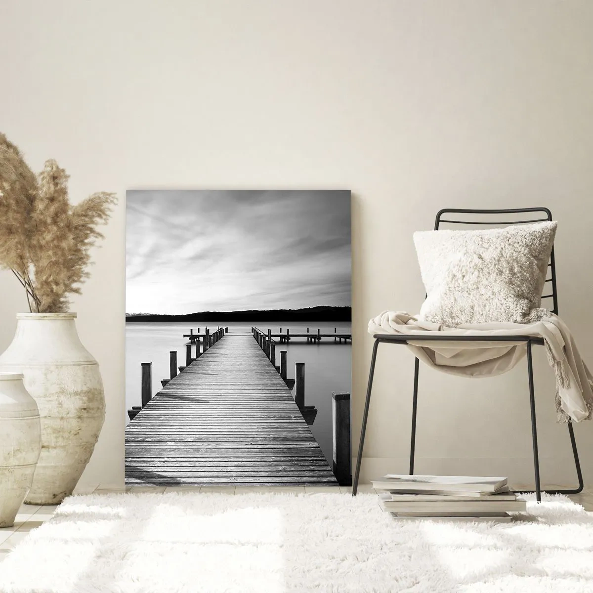 Cuadro sobre vidrio - Impresiones sobre Vidrio - Un embarcadero blanco y negro en un lago tranquilo. - 80x120cm - En el lago de la paz - Decoración de pared moderna para salón y dormitorio ARTTOR