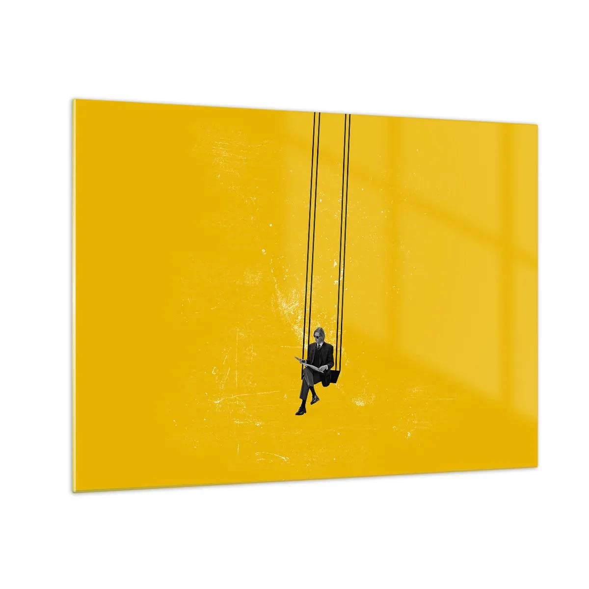 Cuadro sobre vidrio - Impresiones sobre Vidrio - Una figura en un columpio colgando sobre un fondo amarillo. - 70x50cm - Un día como cualquier otro - Decoración de pared moderna para salón y dormitorio ARTTOR