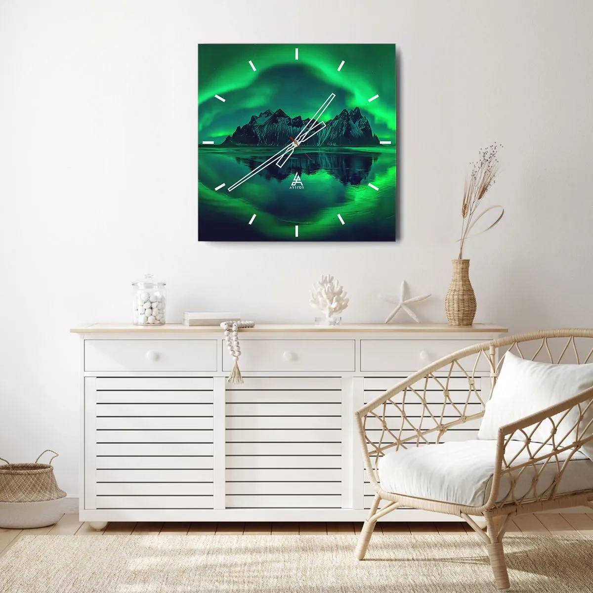Reloj de pared - Reloj de vidrio - Montañas rodeadas de auroras boreales reflejadas en el agua. - 30x30cm - En los brazos de la aurora - Decoración de pared moderna para salón y dormitorio ARTTOR