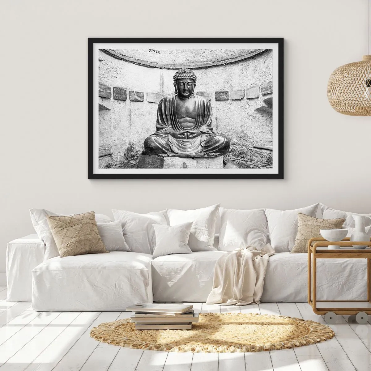 Póster en marco negro - Estatua de Buda en blanco y negro en pose meditativa. - 70x50cm - En la fuente de la paz - Decoración de pared moderna para salón y dormitorio ARTTOR